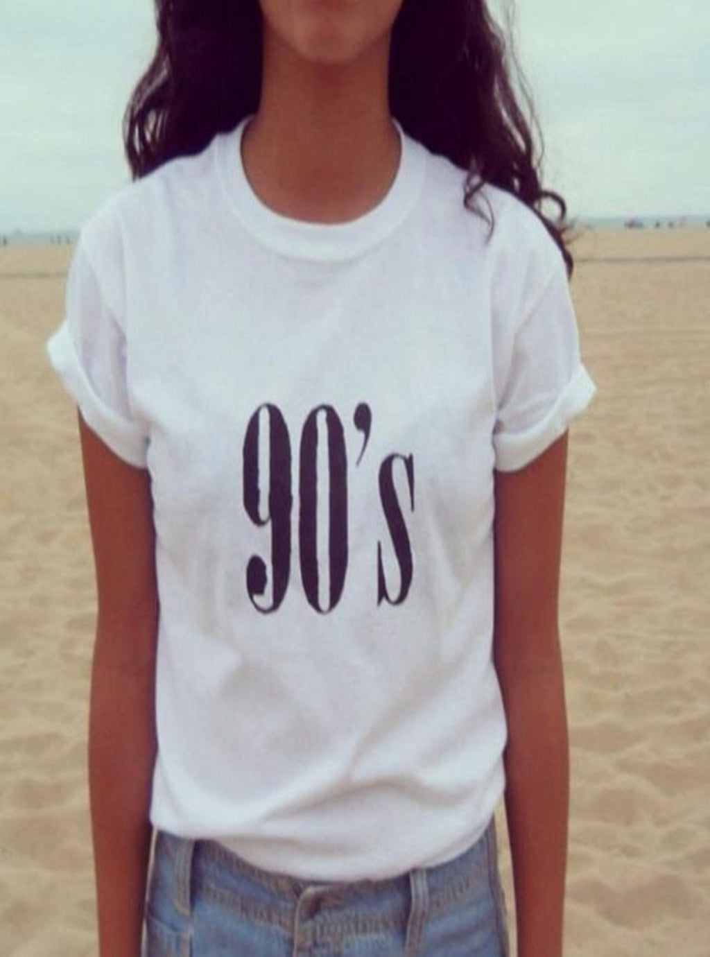 camiseta con estampado de letras de los años 90